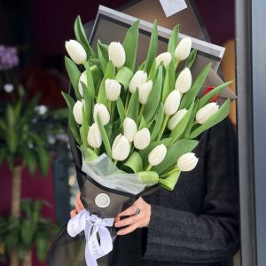 beyaz renk lale buketi izmir çiçek sepeti