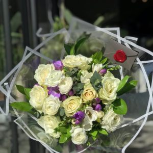 gül frezya ve erengül seçeneği çiçek buketi izmir çiçekçi veronas luxury de