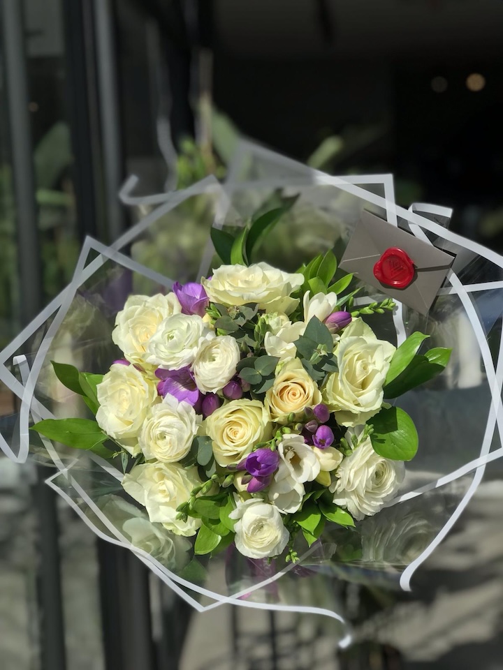 Gül, Frezya, Erengül Buketi 1 gül frezya ve erengül seçeneği çiçek buketi izmir çiçekçi veronas luxury de
